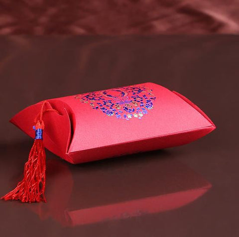 Free Shipping 100pcs Pillow Red Chinese Wedding Favor Boxes with Tassels Chocolate Box Wedding Gifts for Guests Wedding Decor - Merrygo